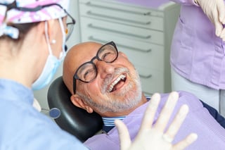 Doctor revisando paciente